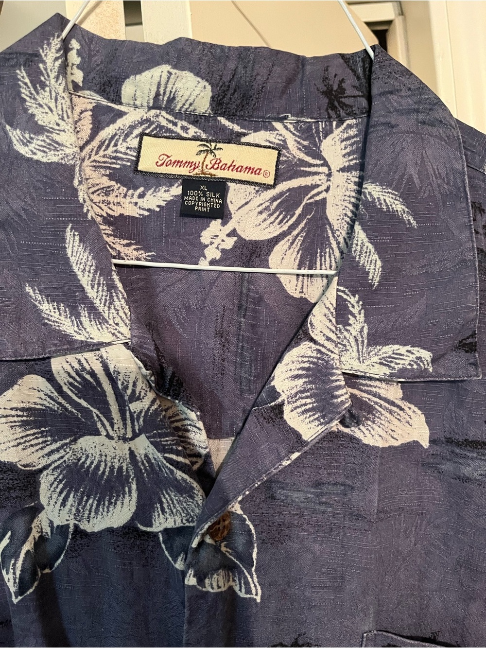 Men’s XL Tommy Bahama 100% silk floral aloha style shirt